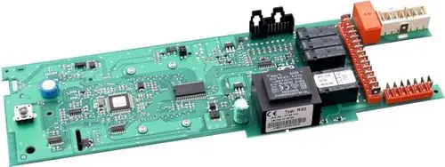 Regelungsplatine von Wolf, grüne Leiterplatte mit verschiedenen elektronischen Komponenten, darunter Relais und Anschlussklemmen, zur Steuerung von Heizsystemen.